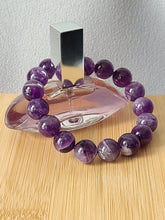 Load image into Gallery viewer, Vòng đá Thạch Anh Tím vân trắng (Amethyst), 12mm
