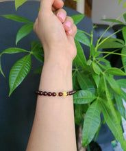 Load image into Gallery viewer, Vòng Đá Ngọc Hồng Lựu kết hợp Trâu vàng 24 K, 6mm (Red Garnet)
